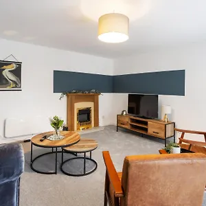 Stylish 3bed House Near Airport Apartment